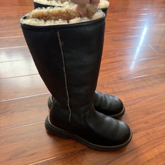 UGG Brooks Tall Boots Womens Sz 7 Black Leather Shearling Lined Lug Soles - Picture 8 of 14